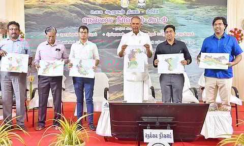 நெல்லை நீர்வளம் நினைவுத்தொகுப்பு புத்தகத்தை சபாநாயகர் அப்பாவு வெளியிட்ட காட்சி. அருகில் கலெக்டர் விஷ்ணு மற்றும் பலர் உள்ளனர்.