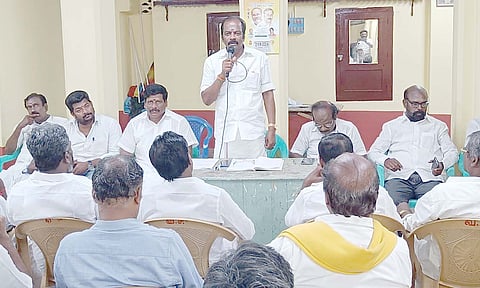 பா.ம.க. செயற்குழு கூட்டத்தில் மாவட்ட தலைவர் அமிர்தகண்ணன் பேசினார்.