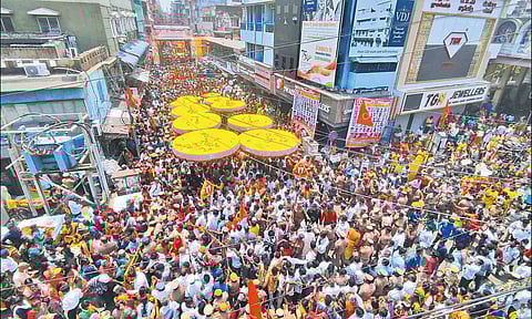 பக்தர்கள் புடைசூழ திருப்பதி குடை நோக்கி புறப்பட்ட காட்சி.