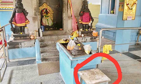 கருவறை முன்பு உண்டியல் வைக்கப்பட்டிருந்த இடத்தை படத்தில் காணலாம்.