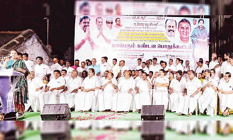 கூட்டத்தில் நடிகை விந்தியா பேசிய காட்சி. அருகில் பொள்ளாச்சி ஜெயராமன் எம்.எல்.ஏ., மற்றும் பலர் உள்ளனர். 
