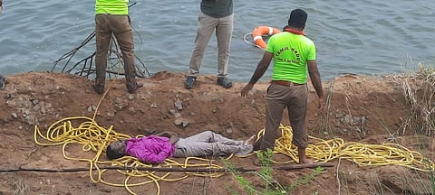 நீரில் மூழ்கி பலியான வாலிபரை போலீசார் மீட்டபோது எடுத்த படம்.