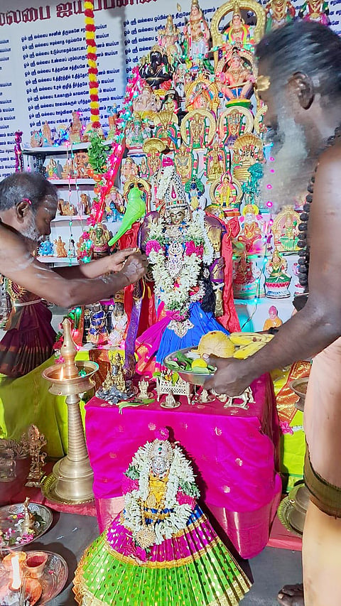 கொலு வைக்கும் நிகழ்வை தலைமை குருசாமி மோகன் தொடங்கி வைத்தார்.