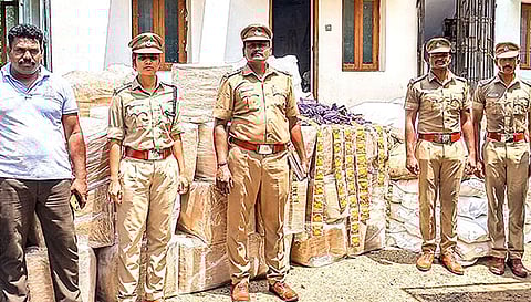 புகையிலை பொருட்களை போலீசார் பறிமுதல் செய்தனர்.