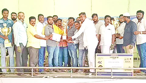 புறா பந்தய போட்டியில் வெற்றி பெற்ற அணிகளுக்கு பரிசு வழங்கப்பட்டது.