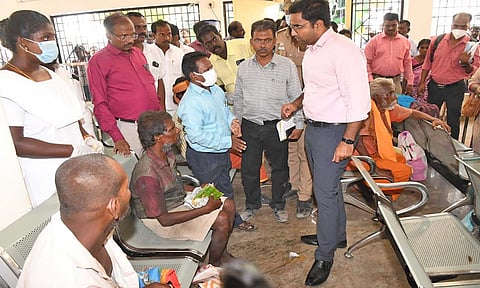 திருச்செந்தூர் கோவில் வளாகம், நகராட்சி பகுதிகளில் சுற்றித்திரிந்த மனநலம் பாதிக்கப்பட்ட, ஆதரவற்ற முதியோர் மற்றும் மாற்றுத்திறனாளிகளிடம் கலெக்டர் செந்தில்ராஜ் பேசிய காட்சி.