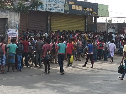 கோவை கரும்புக்கடை சந்திப்பில் குவியும் வடமாநில வாலிபர்கள்