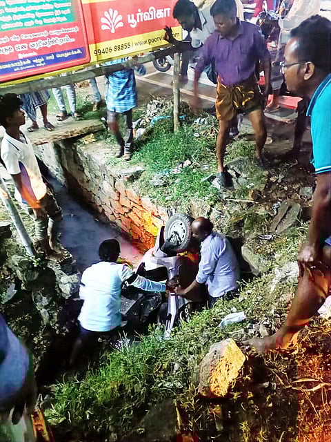 சாக்கடை கால்வாயில் தவறி விழுந்த வாலிபர்