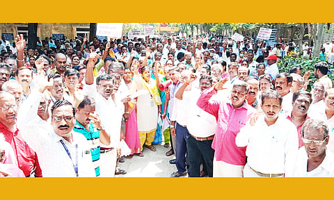 காட்பாடி காந்தி நகரில் உள்ள மின்வாரிய அலுவலகத்தில் ஊழியர்கள் காத்திருப்பு போராட்டத்தில் ஈடுபட்ட காட்சி.