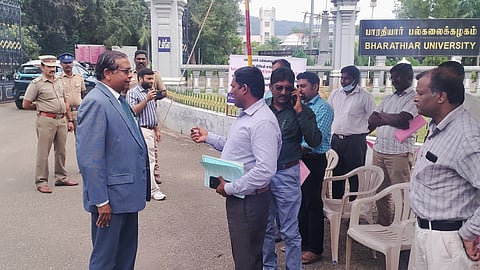 வடவள்ளி அருகே பாரதியார் பல்கலைக்கழக பேராசிரியர்கள் உண்ணாவிரத போராட்டம்