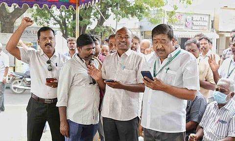 காத்திருப்பு போராட்டத்தில் ஈடுபட்ட மின்வாரிய ஊழியர்கள். 