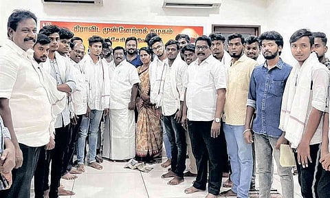 கல்லூரிகளில் தி.மு.க. மாணவர் அமைப்பை சிவா எம்.எல்.ஏ. நடந்த காட்சி.