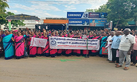 கலெக்டர் அலுவலகம் எதிரே அங்கன்வாடி ஊழியர் மற்றும் உதவியாளர் சங்கத்தினர் ஆர்ப்பாட்டம் செய்தனர். 