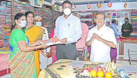 தஞ்சாவூர் வைரம் கோ-ஆப்டெக்சில் தீபாவளி சிறப்பு தள்ளுபடி விற்பனையை கலெக்டர் தினேஷ் பொன்ராஜ் ஆலிவர் குத்து விளக்கேற்றி தொடங்கி வைத்தார்.