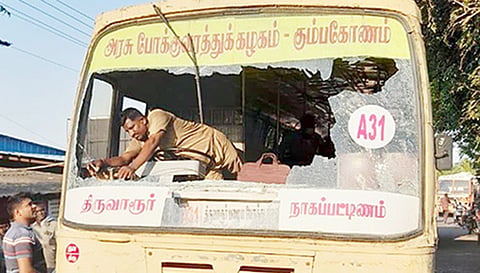 சேதமான அரசு பஸ்.