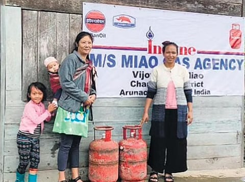 சிலிண்டர் இணைப்பு கிடைத்த மகிழ்ச்சியில் கிராமபெண்கள்.