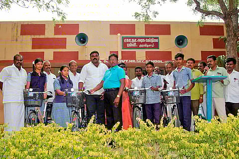 ராஜா எம்,எல்,ஏ., மாணவர்களுக்கு விலையில்லா சைக்கிள் வழங்கிய காட்சி