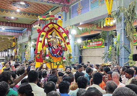 தசரா விழாவை முன்னிட்டு பக்தர்களால் உடன்குடி பகுதி பரபரப்பாக காணப்படுகிறது.