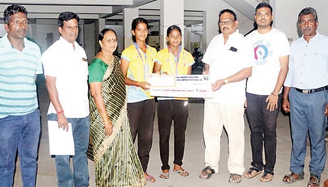 பீச் வாலிபால் போட்டியில் வெள்ளிப் பதக்கம் வென்ற மாணவிகளுக்கு பாராட்டு