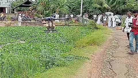 டிரோன் மூலம் மருந்து தெளிக்கப்பட்டது.
