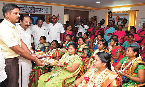கர்ப்பிணிகளுக்கு வளைகாப்பு செய்யப்பட்டு சீர்வரிசை பொருட்கள் கலெக்டர் குமாரவேல் பாண்டியன் வழங்கிய காட்சி.