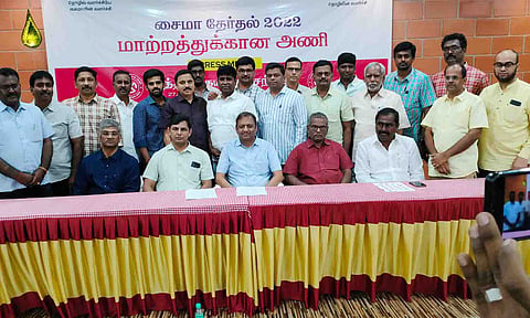 சைமா சங்க தேர்தலில் மாற்றத்திற்கான அணி சார்பில் போட்டியிடும் துணைத்தலைவர் மற்றும் நிர்வாகிகள் பேட்டியளித்ததை படத்தில் காணலாம். 