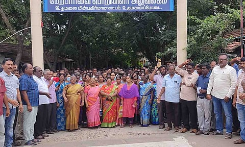 மின்வாரிய ஊழியர்கள் போராட்டத்தில் ஈடுபட்ட காட்சி.