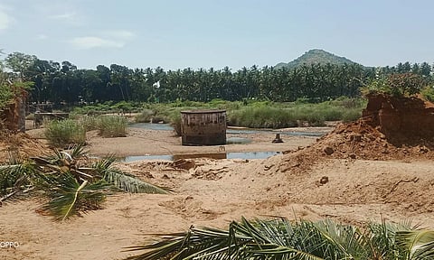 வைகையாற்று படுகையில் துண்டிக்கப்பட்ட சாலை.