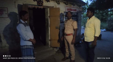 வீட்டு சுவரில் மர்ம நபர்கள் துளை போட்டு உள்ள காட்சி. 