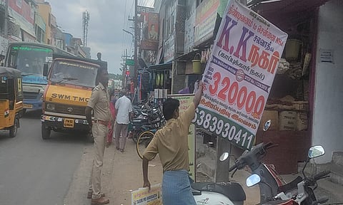 திண்டிவனம் நகர் பகுதியில் பேனர்களை போலீசார் அகற்றிய காட்சி. 