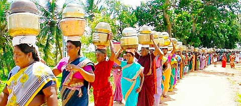 பொங்கல் பானையுடன் ஊர்வலமாக சென்ற பெண்கள்.