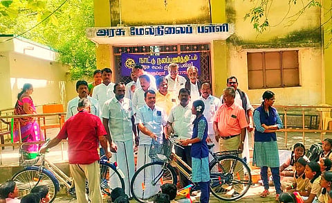 மாணவி ஒருவருக்கு சதன் திருமலைக்குமார் எம்.எல்.ஏ., சைக்கிள் வழங்கிய போது எடுத்த படம். உடன் யூனியன் சேர்மன் பொன் முத்தையா பாண்டியன் மற்றும் பலர் உள்ளனர்.
