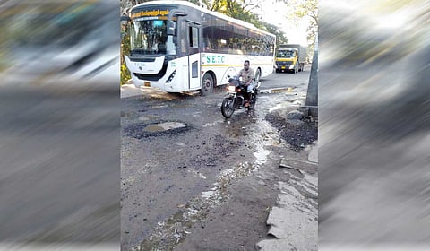 குண்டும், குழியுமாக காணப்படும் செங்கோட்டை சாலை.