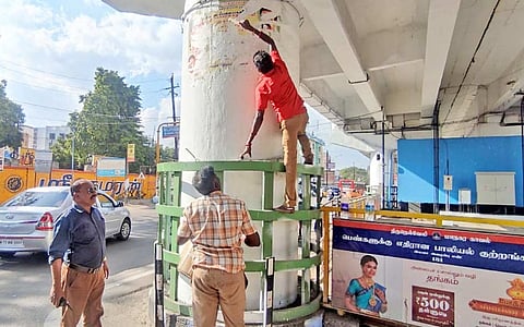 வண்ணார்பேட்டை மேம்பாலத்தில் ஓட்டப்பட்டுள்ள போஸ்டர்களை மாநகராட்சி ஊழியர்கள் கிழித்த போது எடுத்த படம்.