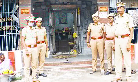 சைதாப்பேட்டை பழனி ஆண்டவர் கோவில் முன்பு போலீஸ் பாதுகாப்பு போடப்பட்டுள்ள காட்சி.