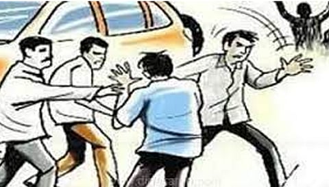 நாயை கிண்டல் செய்த விவகாரத்தில் வாலிபரை விரட்டி தாக்கிய கும்பல்