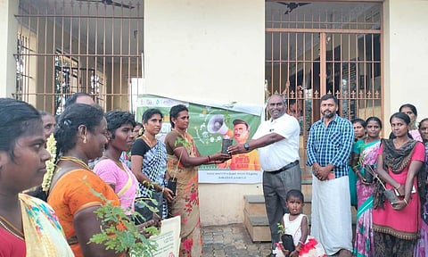 நிகழ்ச்சியில் மகளிர் சுயஉதவிக்குழு உறுப்பினர்களுக்கு மரக்கன்றுகள் வழங்கப்பட்டது.