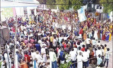 திருச்செந்தூர் அருகே அடைக்கலாபுரம் அதிசய ஆரோக்கிய அன்னை ஆலய திருவிழா கொடியேற்றம்