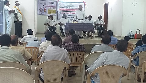 கூட்டத்தில் நீதிபதிகள் கலந்து கொண்டு பேசிய போது எடுத்த படம்.