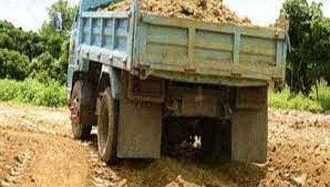 கூழாங்கற்கள் கடத்திய லாரி பறிமுதல்