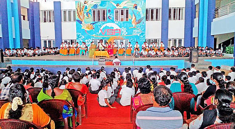மாணவர் சேர்க்கை குறித்த கலந்தாய்வு கூட்டத்தில் பள்ளியின் தாளாளர் வி.எஸ்.ஆர்.ஜெகதீஸ் பேசிய காட்சி.