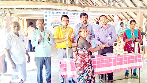 மகளிர் குழுக்களுக்கு கடன் வழங்கப்பட்டது.
