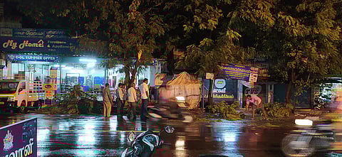 இடி, மின்னலுடன் பலத்த மழை