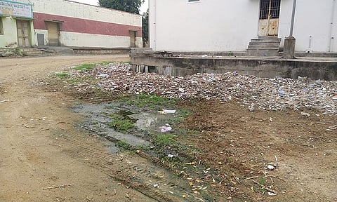 கழிவுநீர் வெளியேறுவதை படத்தில் காணலாம். 