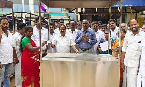 சாலையோர வியாபாரிகளுக்கு இலவச தள்ளுவண்டிகள்