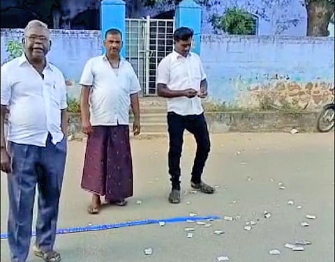 பட்டாசு வெடித்து மகிழ்ச்சியை வெளிப்படுத்திய தி.மு.க.வினர்.