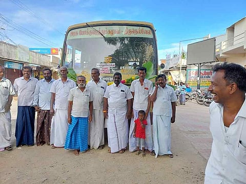 புதியம்புத்தூரில் இருந்து தூத்துக்குடிக்கு புதிய பஸ் இயக்கும் நிகழ்ச்சி நடந்தபோது எடுத்தபடம்.