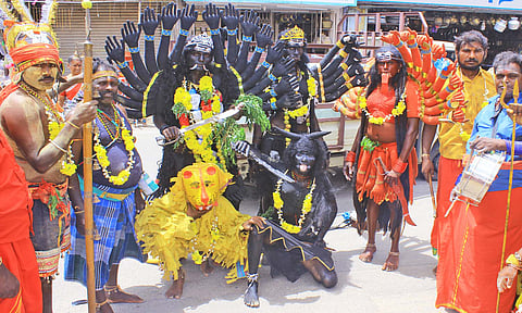 டவுன் ரத வீதியில் வேடம் அணிந்து உலா வந்த பக்தர்கள்.