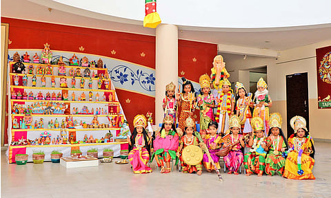 பள்ளி மாணவர்கள் பல்வேறு வேடம் அணிந்து போஸ் கொடுத்த காட்சி