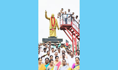 அமைச்சர் ஆர்.காந்தி விசி.மோட்டூரில் உள்ள அண்ணா சிலைக்கு மாலை அணிவித்து மரியாதை செலுத்திய போது எடுத்த படம்.
